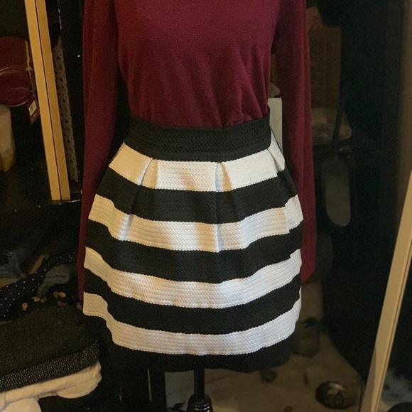 ❌SOLD❌ 🎉B&W Pleated Skirt ❤️ - Picture 8 of 9